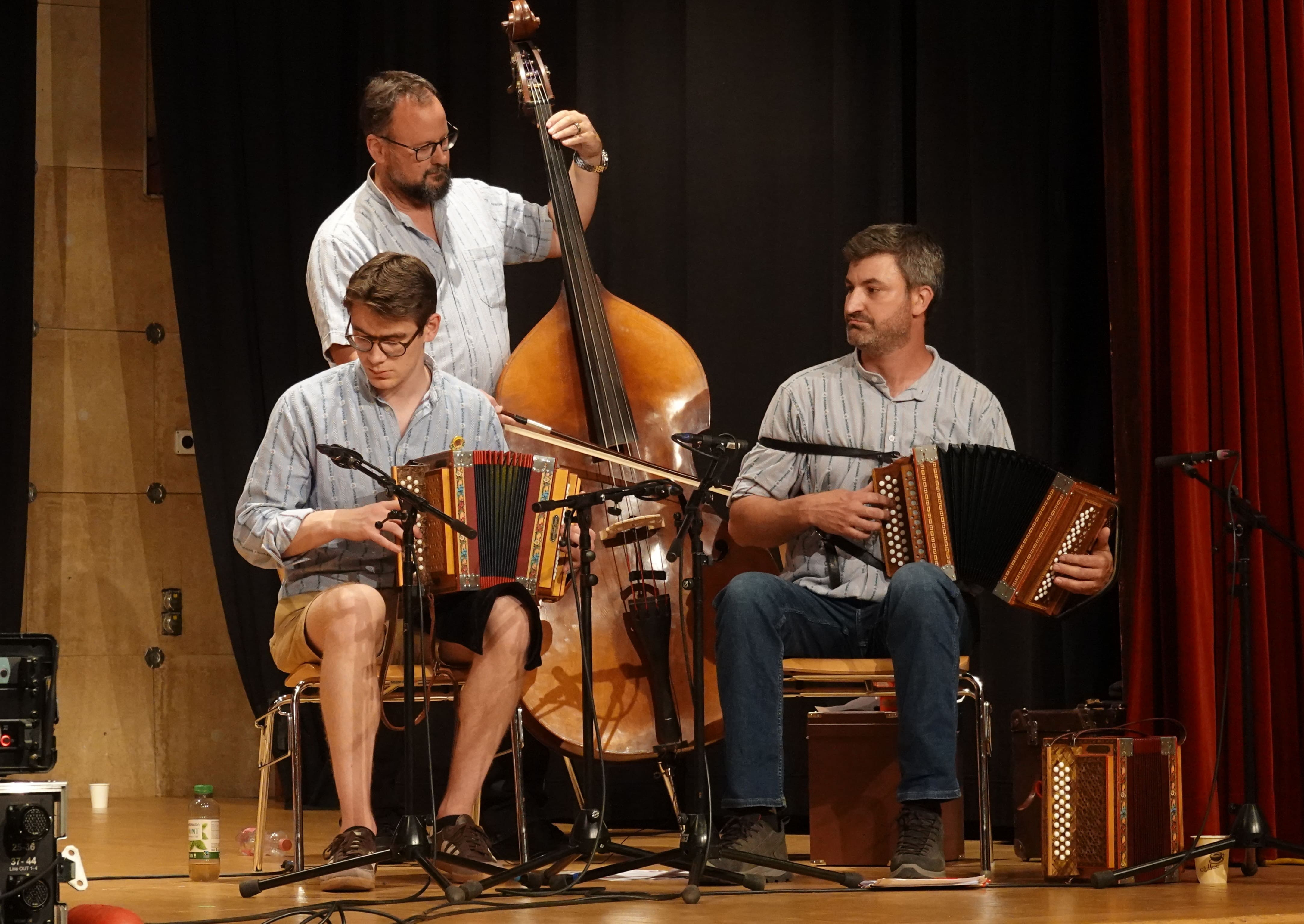Le Schwyzerörgeli-Duo Martin-Haeggi lors d'une prestation