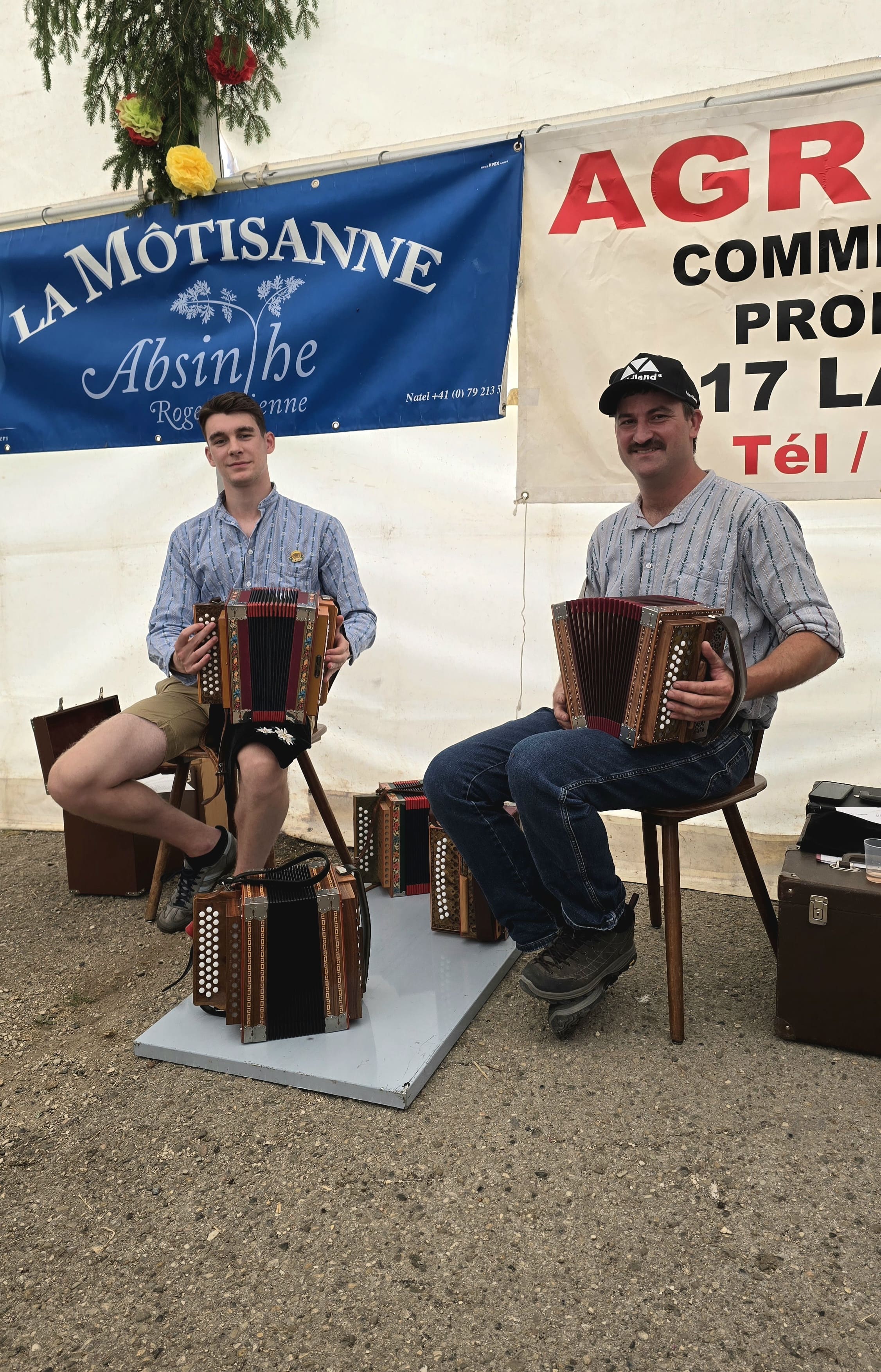 Le Schwyzerörgeli-Duo Martin-Haeggi lors d'une prestation